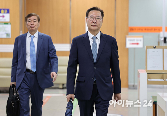 박성재 전 법무부 장관이 20일 서울 서초구 서울중앙지법에서 열린 내란중요임무종사자 등 계엄 가담 의혹 공판에 출석하고 있다. 2026.4.20 [사진=사진공동취재단]