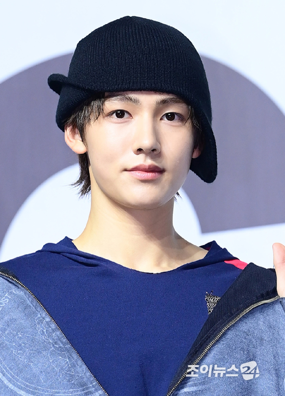 그룹 코르티스 성현이 18일 오후 서울 용산구 블루스퀘어에서 열린 코르티스(CORTIS) 데뷔 쇼케이스 '컬러 아웃사이드 더 라인스'(COLOR OUTSIDE THE LINES)에 참석하고 있다. [사진=정소희 기자]