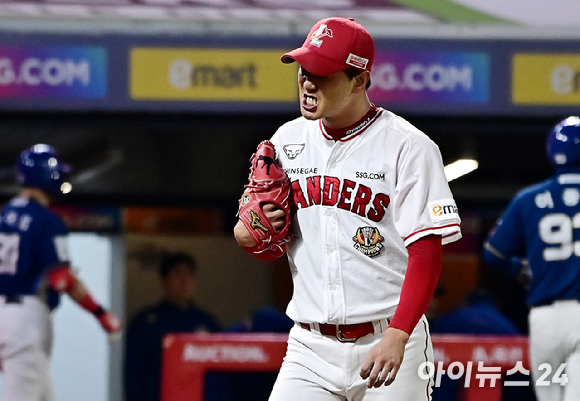 23일 오후 인천SSG 랜더스필드에서 '2023 KBO 포스트시즌' SSG 랜더스와 NC 다이노스의 준플레이오프 2차전 경기가 열렸다. 3회초 이닝을 마친 SSG 김광현이 더그아웃으로 들어오고 있다. [사진=곽영래 기자]