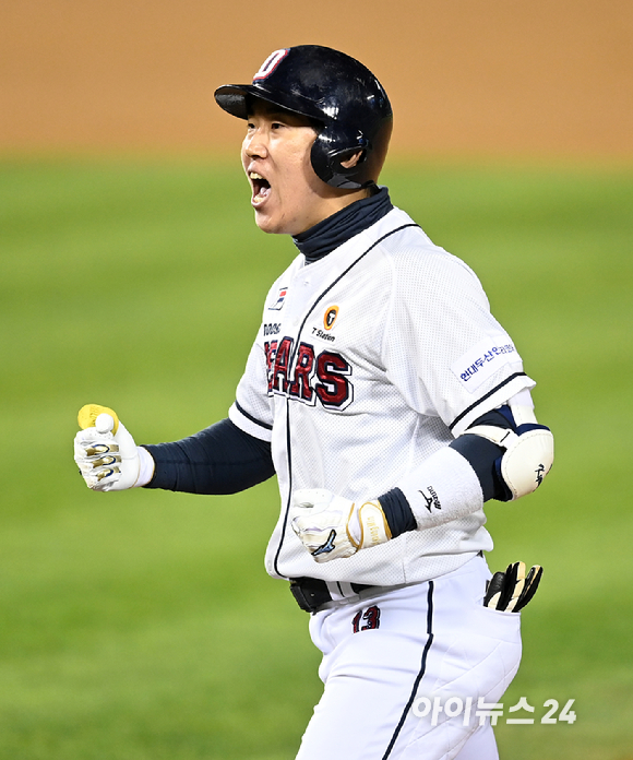 1일 오후 서울 잠실야구장에서 '2021 신한은행 SOL KBO리그' 키움 히어로즈와 두산 베어스의 와일드카드 결정전 1차전이 진행됐다. 두산 허경민이 7회말 1사 1루 안타를 친 후 포효하고 있다.