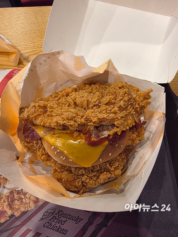 기묘한 이야기 시즌5와 협업 팝업스토어가 마련된 KFC 신촌역점 전경. [사진=전다윗 기자]