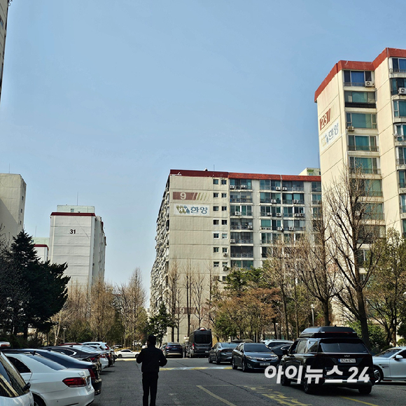 압구정5구역에 포함된 한양2차 아파트 전경. 2026.03.25 [사진=이효정 기자 ]