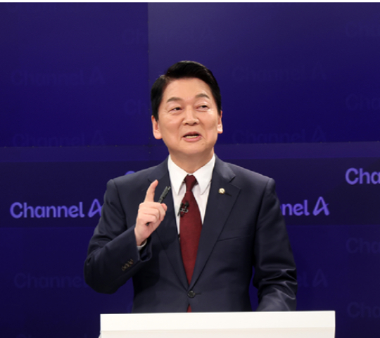 24일 오후 서울 종로 동아미디어센터 채널A 스튜디오에서 국민의힘 대선 2차 경선 진출자인 안철수 후보가 리허설을 하고 있다. [사진=국회사진취재단]