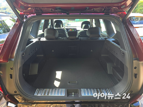 시승 코스 중간 기착지에 전시된 기아 'EV5'. [사진=김종성 기자]