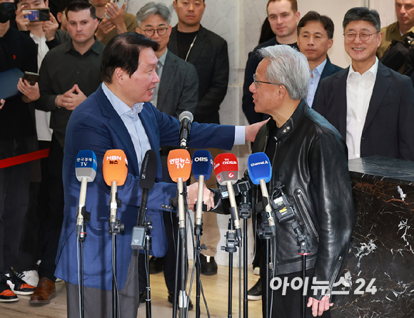 젠슨 황 엔비디아 최고경영자(CEO)가 8일 서울 종로구 SK서린빌딩에 방문해 최태원 SK그룹 회장(왼쪽)과 면담을 마치고 취재진과 질의 응답을 갖고 있다. [사진=정소희 기자]