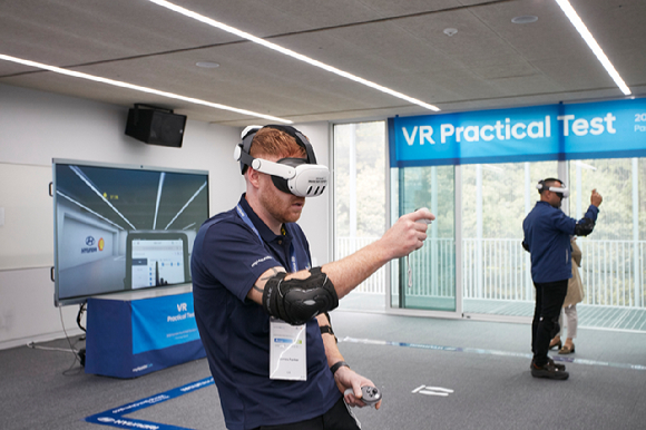 제15회 월드스킬올림픽 참가자들이 정비 평가를 받고 있다. [사진=현대자동차]