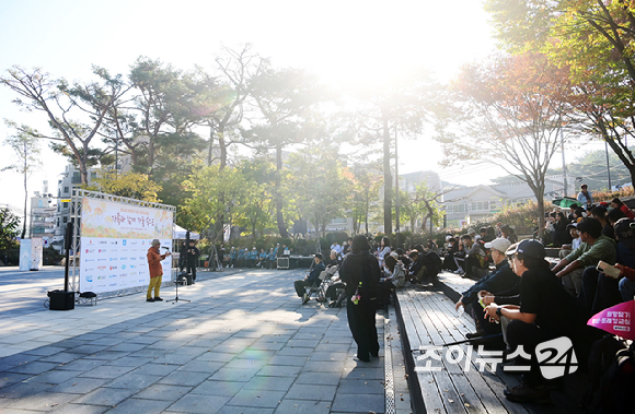 박동석 조이뉴스24 사장이 17일 서울 우이동 만남의광장에서 진행된 '스타 더윈드와 함께 하는 팬트레킹-제14회 희망찾기 등산&middot;트레킹 교실' 개막식에서 개회사를 하고 있다. [사진=정소희 기자]