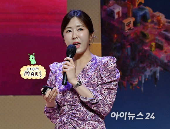 종합경제미디어 아이뉴스24가 주최하는 국내 게임과 콘텐츠 전반의 대세로 자리매김한 키워드인 '서브컬쳐'를 조망하는 ICT포럼 '비주류의 주류화: 서브컬쳐의 성공 노하우는' 이 21일 오후 서울 페럼타워에서 열렸다.김아정 프롬마스 대표가 강연을 하고 있다. [사진=곽영래 기자]