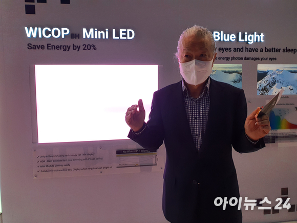 이정훈 대표가 'CES 2022' 전시장 내 서울반도체 부스에서 직접 '미니 LED'에 대해 설명해주고 있다. [사진=장유미 기자]