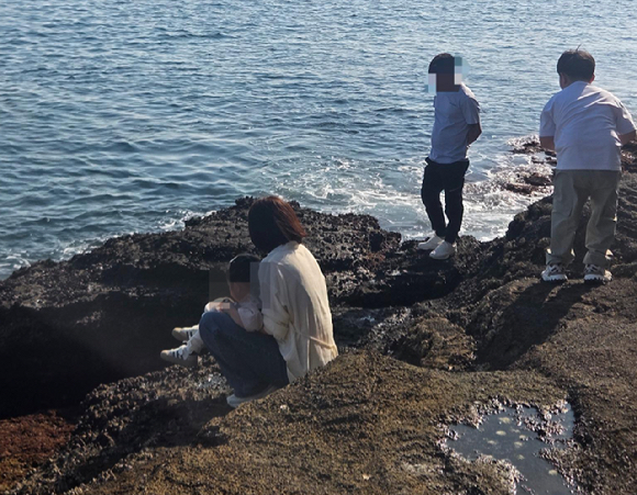 '천연기념물' 용머리해안서 아이 용변 보게 한 중국인 관광객. [사진=보배드림 캡처]