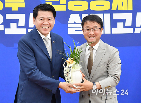 김준형 조국혁신당 원내대표가 19일 서울 여의도 국회에서 한병도 더불어민주당 원내대표를 예방하고 있다. [사진=곽영래 기자]