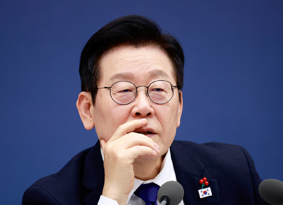 이재명 대통령이 16일 정부세종컨벤션센터에서 열린 보건복지부(질병관리청)&middot;식품의약품안전처 업무보고에서 정은경 복지부 장관의 발언을 듣고 있다. 2025.12.16 [대통령실통신사진기자단] [사진=연합뉴스]