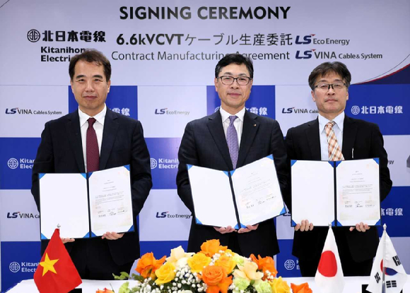 LS-VINA가 베트남 하이퐁 사업장에서 일본 키타니혼전선과 MV 케이블 공급 계약을 체결했다. (왼쪽부터) 장동욱 LS-VINA 법인장, 쿠라나리 유코(Kuranari Yuko) 키타니혼전선 대표이사, 이치호 LSCJ 법인장. [사진=LS에코에너지]