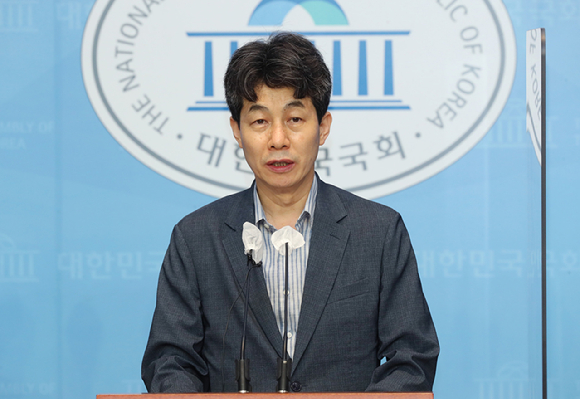 국회 정치개혁특별위원회 간사인 윤건영 의원 [사진=김성진 기자]