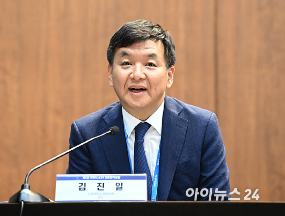 '제5회 아이뉴스24 금융정책포럼'이 '새 정부의 금융정책 방향을 묻는다'를 주제로 19일 서울 중구 은행회관 국제회의실에서 열렸다. 패널토론에서 좌장을 맡은 김진일 고려대학교 경제학과 교수가 발언하고 있다. [사진=곽영래 기자]