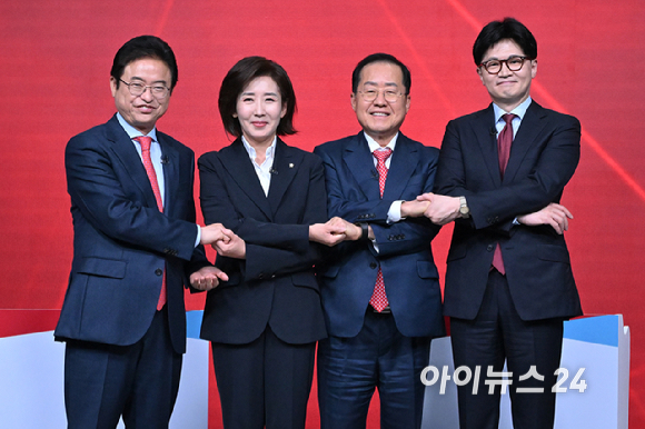 20일 서울 강서구 ASSA아트홀에서 열린 '제21대 대통령 후보자 경선 B조 토론회'에 참석한 후보들이 기념촬영을 하고 있다. 왼쪽부터 이철우, 나경원, 홍준표, 한동훈 후보. [사진=국회사진취재단]