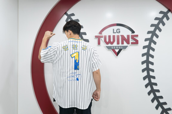 LG 트윈스는 9번째 플레이어 유니폼 주인공으로 임찬규(투수)를 선정했다. 임찬규 플레이어 유니폼은 3일 출시됐다. 임찬규가 해당 유니폼을 착용하고 포즈를 취했다. [사진=LG 트윈스]