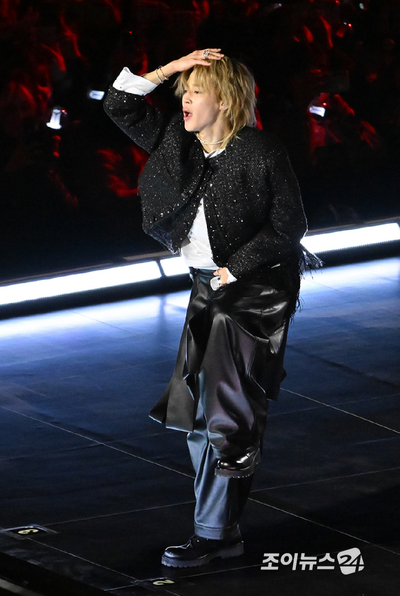 방탄소년단(BTS)이 21일 오후 서울 광화문 광장에서 정규 5집 '아리랑(ARIRANG)' 앨범 발매를 기념해 컴백 무대를 선보이고 있다. [사진=사진공동취재단]