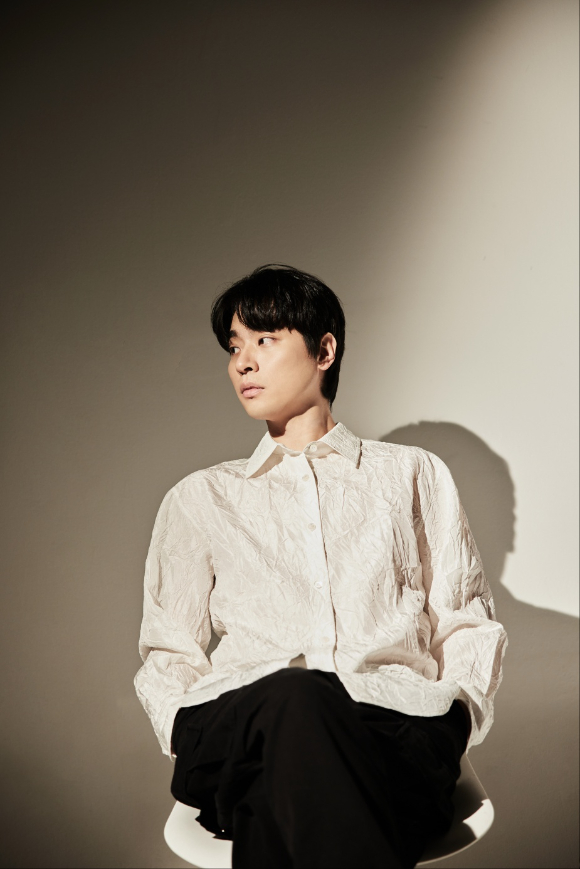 배우 박정민이 영화 '휴민트' 인터뷰에 앞서 포즈를 취하고 있다. [사진=샘컴퍼니]