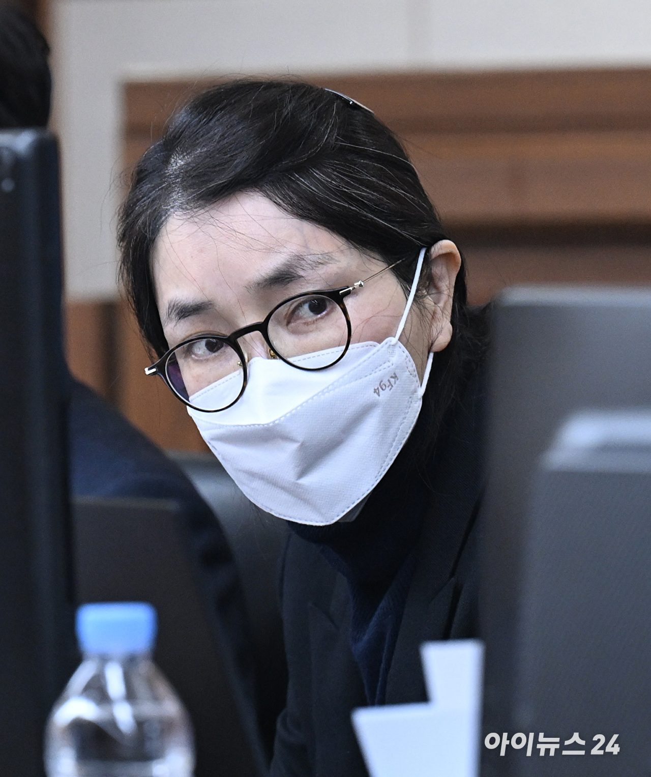 도이치모터스 주가조작과 명태균 공천개입, 통일교 청탁&middot;뇌물 수수 의혹 혐의 등으로 구속기소 된 김건희 여사가 3일 서울 서초구 서울중앙지방법원에서 열린 자본시장법 위반 혐의 결심 공판에 출석해 있다. 2025.12.3 [사진공동취재단] [사진=연합뉴스]