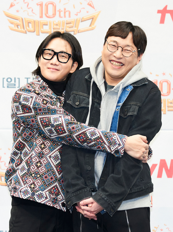 코미디언 이용진과 이진호가 28일 온라인으로 진행된 tvN '코미디빅리그' 10주년 기자간담회에 참석해 포즈를 취하고 있다. [사진=tvN]