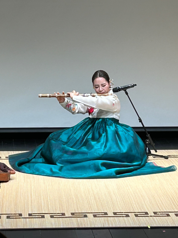 오경수가 대금연주를 하고 있다. [사진=서용석류 대금산조보존회, 윤스토리엔터테인먼트 ]