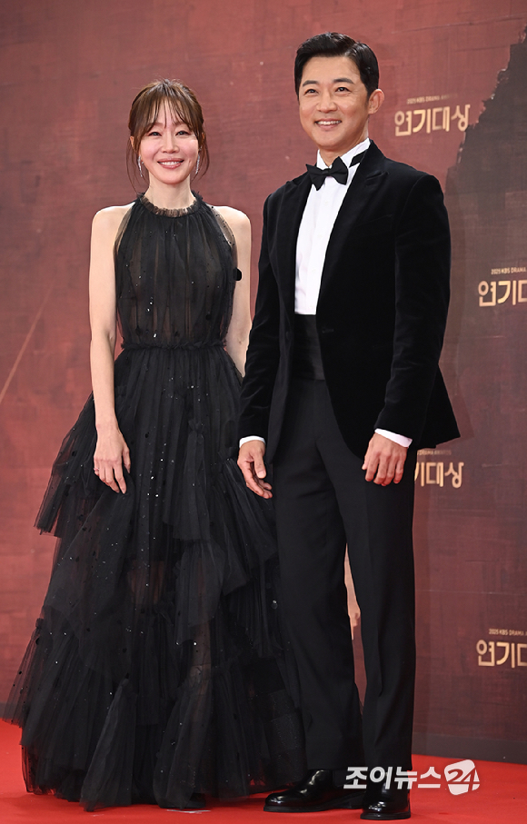 배우 엄지원, 안재욱이 31일 오후 서울 여의도 KBS에서 열린 2025 KBS 연기대상&nbsp;레드카펫 포토월 행사에서 포즈를 취하고 있다. [사진=곽영래 기자]