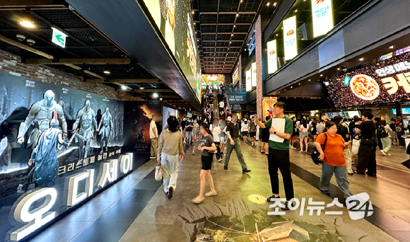 5일 서울 CGV 용산아이파크몰점에서 영화 관람객들이 북적이고 있다. CGV 용산아이파크몰점은 국내 최대 아이맥스 특별관을 운영하고 있다. [사진=정소희 기자]