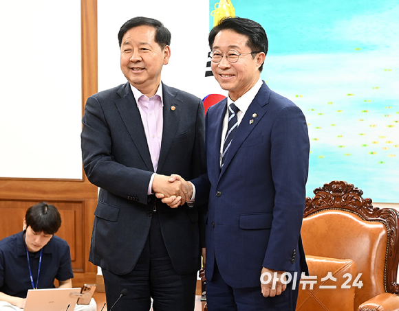 구윤철 부총리 겸 재정경제부 장관이 15일 오후 서울 여의도 국회에서 조정식 국회의장을 예방하고 있다. [사진=곽영래 기자]
