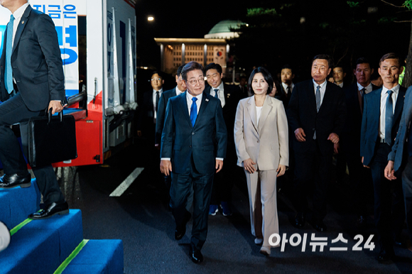 이재명 제 21대 대통령 당선인이 부인 김혜경 여사와 함께 4일 오전 국회 앞에 설치된 축하 무대로 이동하고 있다. [사진=곽영래 기자]