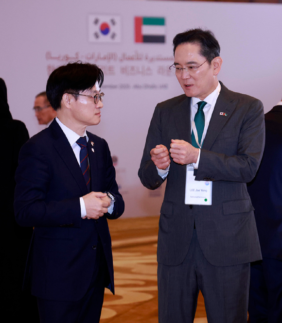 아랍에미리트(UAE)를 국빈 방문 중인 이재명 대통령이 19일(현지시간) 아부다비의 한 호텔에서 열린 한-UAE 비즈니스 라운드테이블에서 칼리드 왕세자 발언을 듣고 있다. (왼쪽부터) 알 스와이디 투자부 장관, 이재명 대통령, 칼리드 왕세자, 칼둔 칼리파 알 무바라크 무바달라 CEO. [사진=연합뉴스]