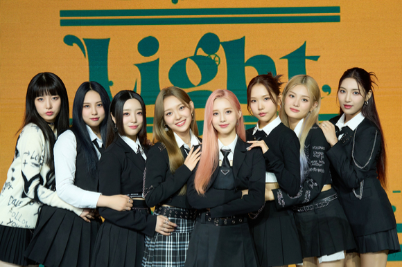 걸그룹 라잇썸이 24일 오후 서울 한남동 블루스퀘어 마스터카드홀에서 열린 첫 번째 미니 앨범 '인투더라잇' 쇼케이스에 참석해 포토타임을 갖고 있다. [사진=큐브엔터테인먼트]