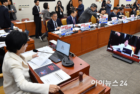 국민의힘 의원들이 29일 서울 여의도 국회에서 열린 과학기술정보방송통신위원회 과학기술정보통신부 등에 대한 국정감사에서 최민희 위원장의 사퇴를 촉구하는 피켓을 게시하고 있다. [사진=곽영래 기자]