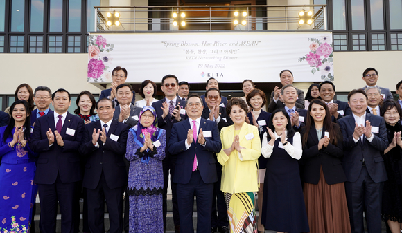 한국무역협회가 19일 광진구 그랜드 워커힐호텔에서 개최한 주한 아세안 10개국 대사 초청 네트워킹 행사에서 주요 참석자들이 기념사진을 촬영하고 있다. [사진=한국무역협회]
