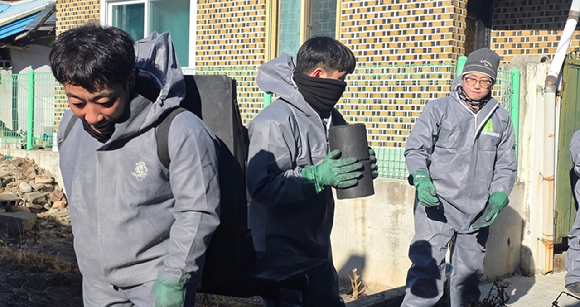 영풍 석포제련소 관계자들이 석포면 난방 취약가구에 연탄을 배달하고 있다. [사진=영풍]