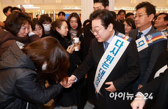 이재명 더불어민주당 대표가 24일 오전 서울 서초구 반포동 고속터미널에서 설귀성객들에게 인사하고 있다. [사진=곽영래 기자]