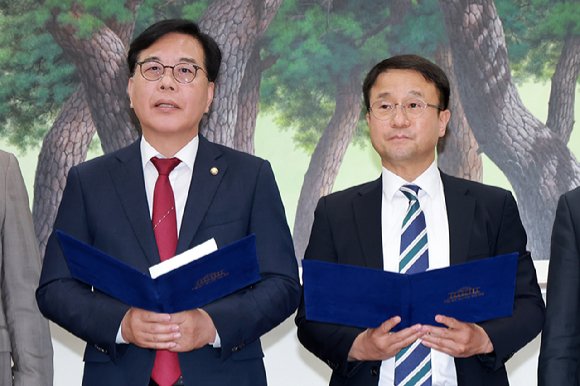 더불어민주당 한병도 원내대표(오른쪽)와 국민의힘 송언석 원내대표가 19일 국회 운영위원장실에서 후반기 국회의장&middot;부의장 선출을 위한 본회의를 다음달 5일 열기로 합의한 뒤 합의 내용을 발표하고 있다. 2026.5.19 [사진=연합뉴스]