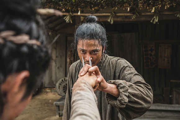 배우 로운이 디즈니+ 오리지널 '탁류'에서 열연하고 있다. [사진=월트디즈니 컴퍼니 코리아]