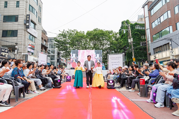 박강수 마포구청장이 마포구 지역 문화예술 행사&middot;축제 지원사업으로 열린 한복 페스티벌에서 한복을 입은 어린이들과 함께 걷고 있다. [사진=마포구]