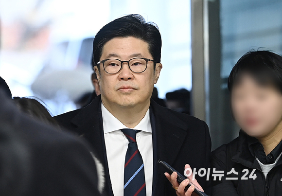 '홈플러스 단기채권 사태'의 정점으로 지목된 김병주 MBK파트너스 회장이 구속 전 피의자 심문(영장실질심사)을 위해 13일 서울 서초구 서울중앙지방법원에 들어서고 있다. [사진=곽영래 기자]