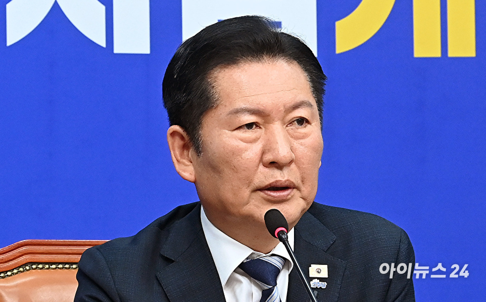 정청래 더불어민주당 대표가 17일 서울 여의도 국회에서 열린 검찰개혁 관련 당 대표 긴급 기자회견에서 발언하고 있다. [사진=곽영래 기자]