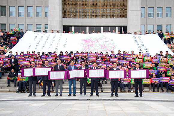 동서고속도로추진협의회가 28일 국회의사당 앞에서 제천~삼척 고속도로 조기 건설 촉구 결의대회를 열고 신속한 고속도로 건설을 촉구했다. [사진=제천시]