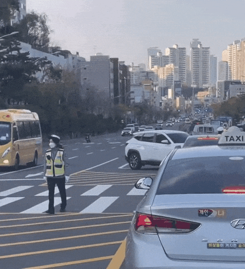 교통경찰이 서울 동작구 상도역 주변 도로에서 뒷짐을 진 채 근무를 서고 있다. [사진=온라인커뮤니티]