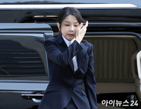 자본시장과 금융투자업에 관한 법률 위반, 정치자금법 위반, 특정범죄 가중처벌 등에 관한 법률 위반(알선수재) 등의 혐의를 받는 윤석열 전 대통령 부인 김건희 씨가 지난해 8월 12일 오전 서울 서초구 서울중앙지법에서 열린 구속 전 피의자 심문(영장실질심사)에 출석하고 있다. [사진=사진공동취재단]