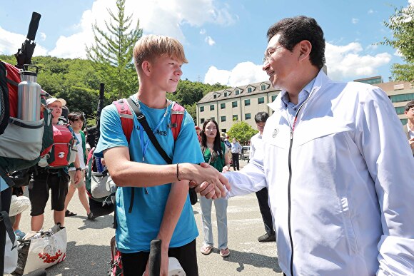 이상일 용인시장이 지난 8일 잼버리 대원의 임시숙소인 명지대를 찾아 대원들과 인사를 나누고 있다. [사진=용인시]