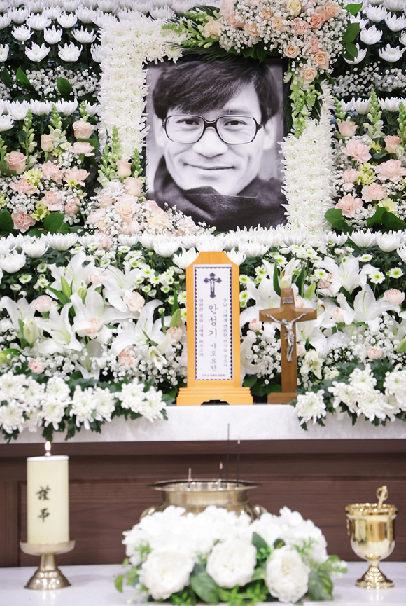 5일 별세한 '국민 배우' 고(故) 안성기의 빈소가 서울성모병원 장례식장에 마련됐다. 향년 74세. [사진=사진공동취재단]