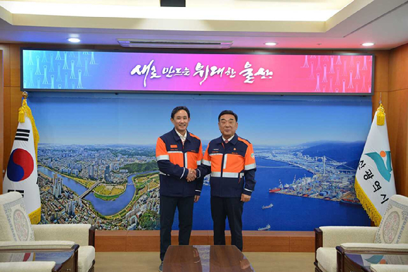 최윤범 고려아연 회장이 17일 울산시를 방문해 김두겸 시장을 만나 미국제련소 건설과 채용 확대 계획, 온산제련소와 시너지 등을 설명했다. [사진=고려아연]