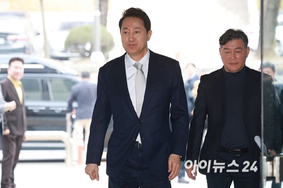 오세훈 서울시장이 3일 오전 서울 서초구 서울중앙지법에서 열린 '여론조사 대납 의혹 사건' 1심 속행 공판에 출석하고 있다. [사진=사진공동취재단]