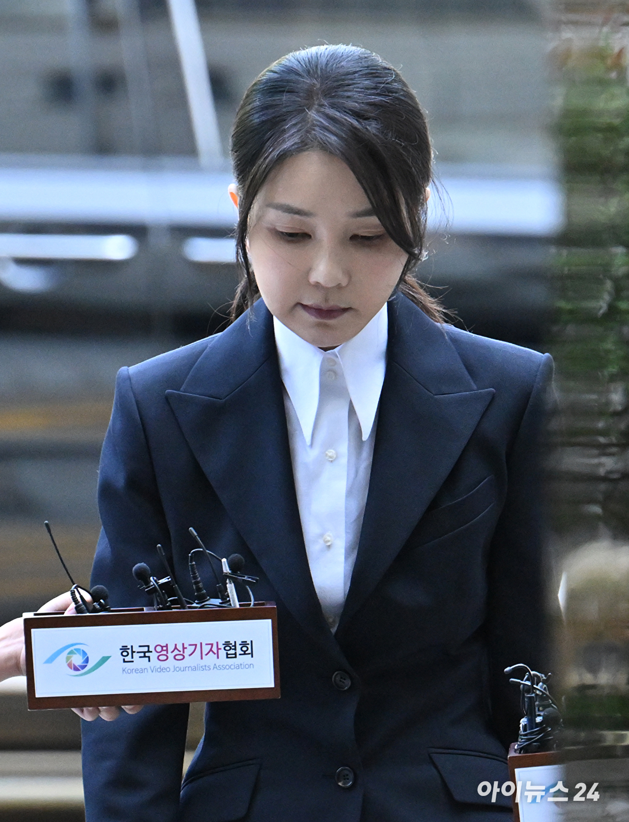 자본시장과 금융투자업에 관한 법률 위반, 정치자금법 위반, 특정범죄 가중처벌 등에 관한 법률 위반(알선수재) 등의 혐의를 받는 윤석열 전 대통령 부인 김건희 씨가 12일 오전 서울 서초구 서울중앙지법에서 열린 구속 전 피의자 심문(영장실질심사)에 출석하고 있다. [사진=사진공동취재단]