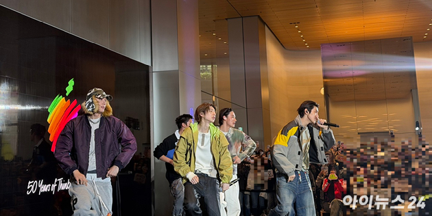 18일 서울 중구 애플 명동에서 열린 '애플 50주년 토크 콘서트 with 코르티스'에서 코르티스가 'GO!' 무대를 선보이고 있다. [사진=황세웅 기자]